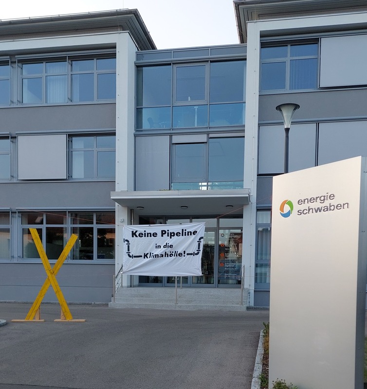Gelbes Kreuz und Banner vor Energie Schwaben Zentrale