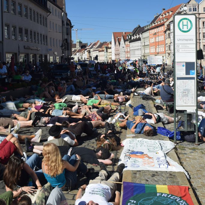 Viele Menschen liegen auf der Straße