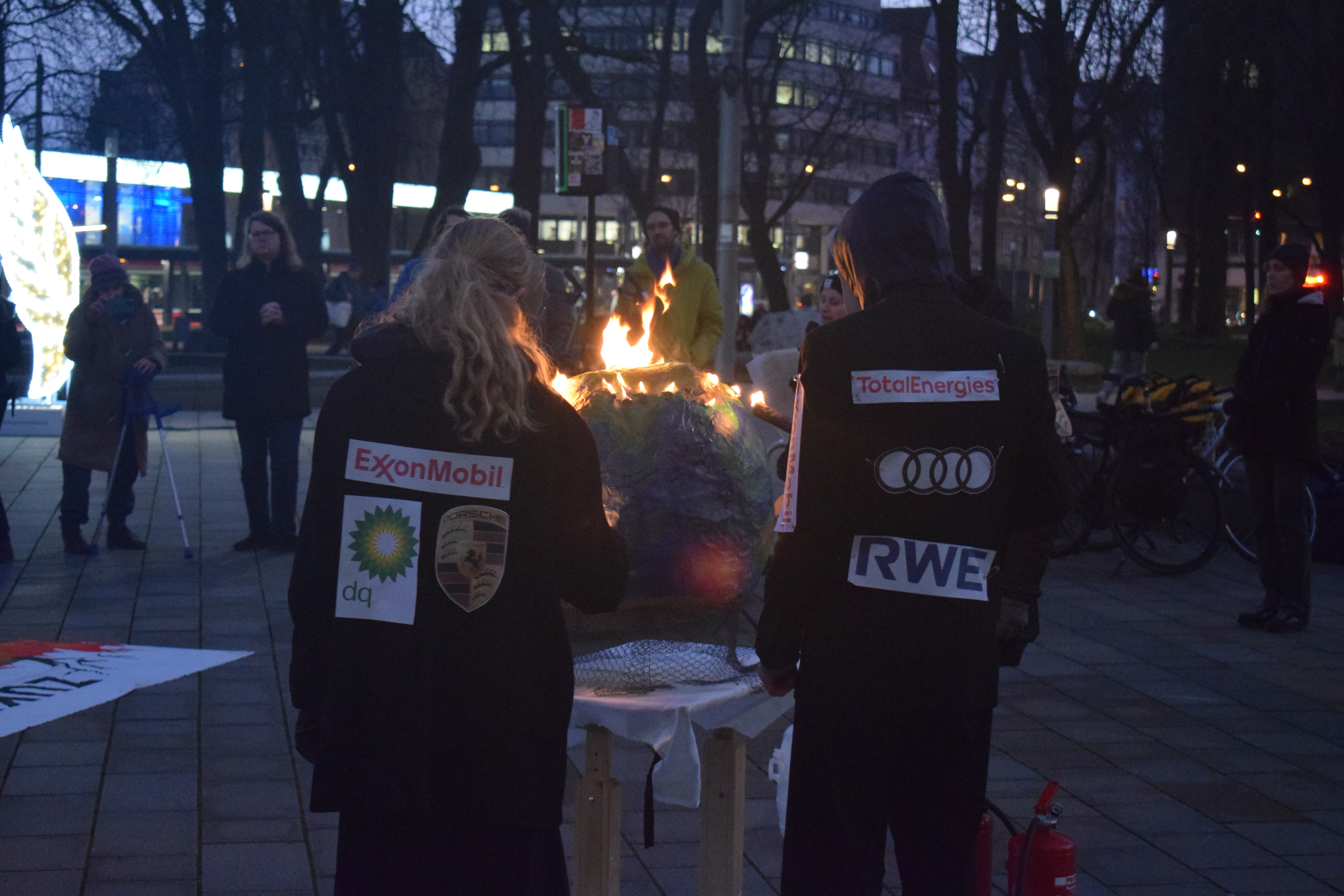 Milliardäre gesponsort von fossilen Unternehmen zünden einen Erdball an